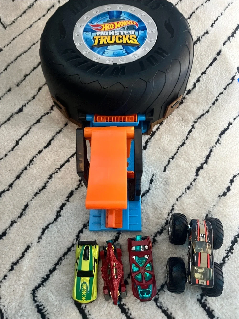 Hot Wheels Monster Trucks Stunt Tire Playset